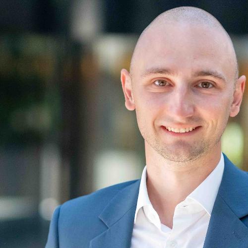 Healthcare professionals: financial needs evolve over time - Interview with Charles Sunnen